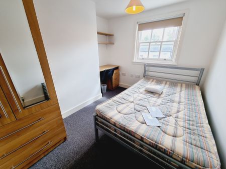 8 Bed Student Accommodation - Photo 2