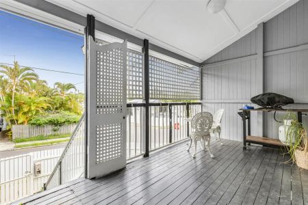 “Charming Renovated Queenslander in a convenient location.” - Photo 2