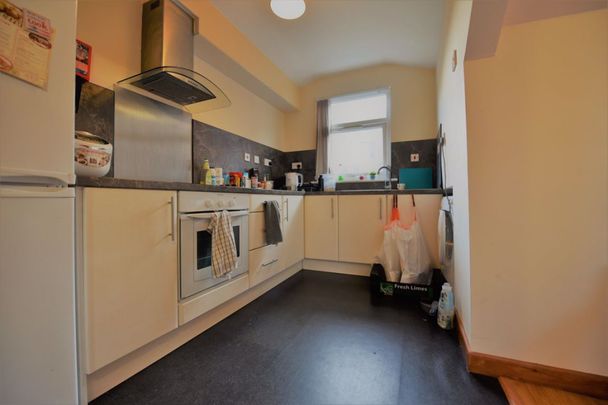 2 bedroom Flat in 1 Low Close Street, Leeds - Photo 1