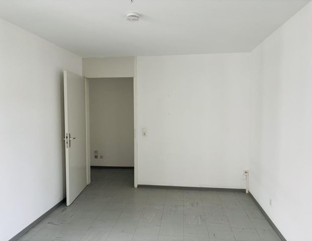 Helle 2-Zimmer-Wohnung ab sofort frei - Anmietung nur mit Wohnberechtigungsschein nach §88d - Photo 1