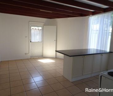 Private Two Bedroom Garden Flat - Photo 3