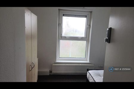 4 bedroom flat to rent - Photo 4