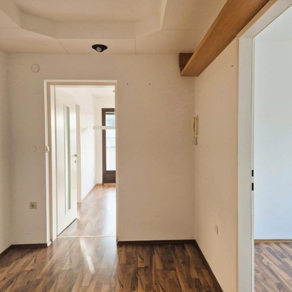 Leonding - Gaumberg! Sonnige und ruhig gelegene 3-Zimmer-Wohnung, 79 m² inkl. Loggia, Küche möbliert, Parkplatz! - Photo 1
