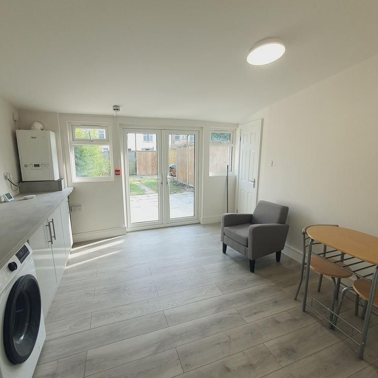 1 bedroom in a house share to rent - Photo 1