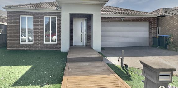 Beautiful 3-Bedroom house for Lease in Wyndham Vale - Photo 2