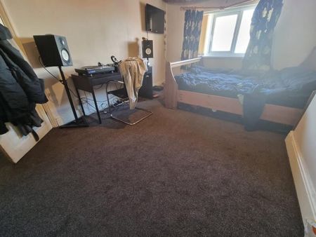 Brudenell Road, Hyde Park - Photo 3