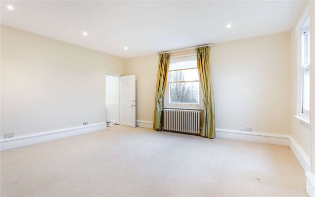 A charming six bedroom family home with a two bedroom self contained apartment. - Photo 1