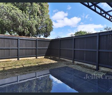 Modern Town Residence in the Heart of Bentleigh East - Photo 1