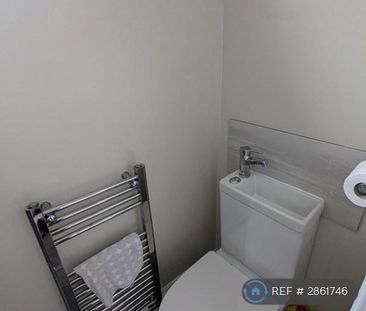 1 bedroom in a house share to rent - Photo 2