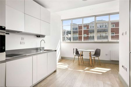 A Spacious, bright, open plan Studio flat with separate bedroom area situated in the centre of Whitechapel a short walk from transport links. - Photo 5