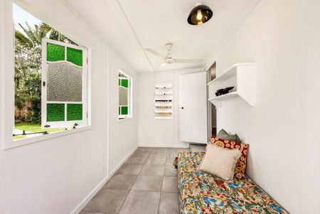 CHARMING BEACHSIDE COTTAGE - Photo 4