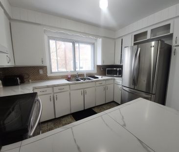 Grand 5 ½ rénové et semi-meublé. - Photo 2