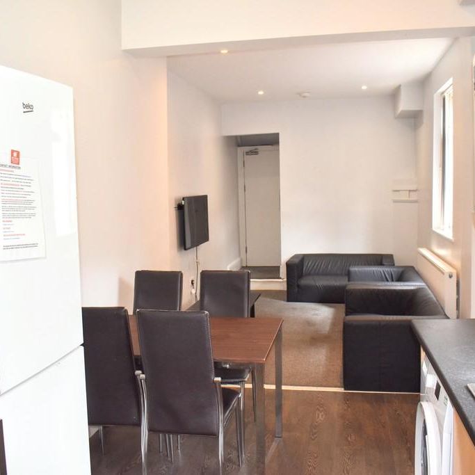 6 bedroom terraced house to rent - Photo 1