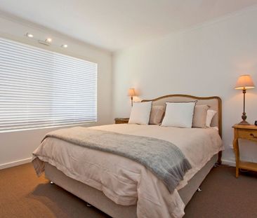 Convenient Central Apartment - Photo 2