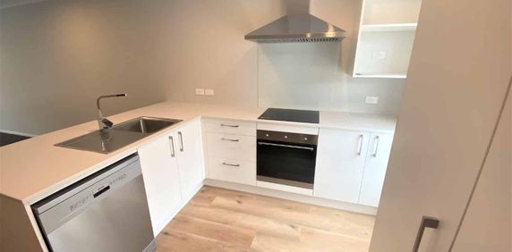 Modern 3-Bedroom Townhouse - Photo 2