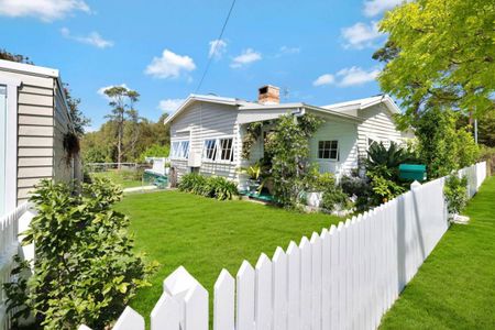 Stunning Renovated Period Home on 1832sqm Waterfront Block - Photo 3