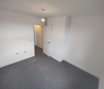 4 Bed Terraced House, Oakley Grove, LS11 - Photo 2