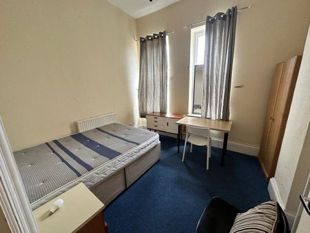 4 bedroom flat to rent - Photo 2