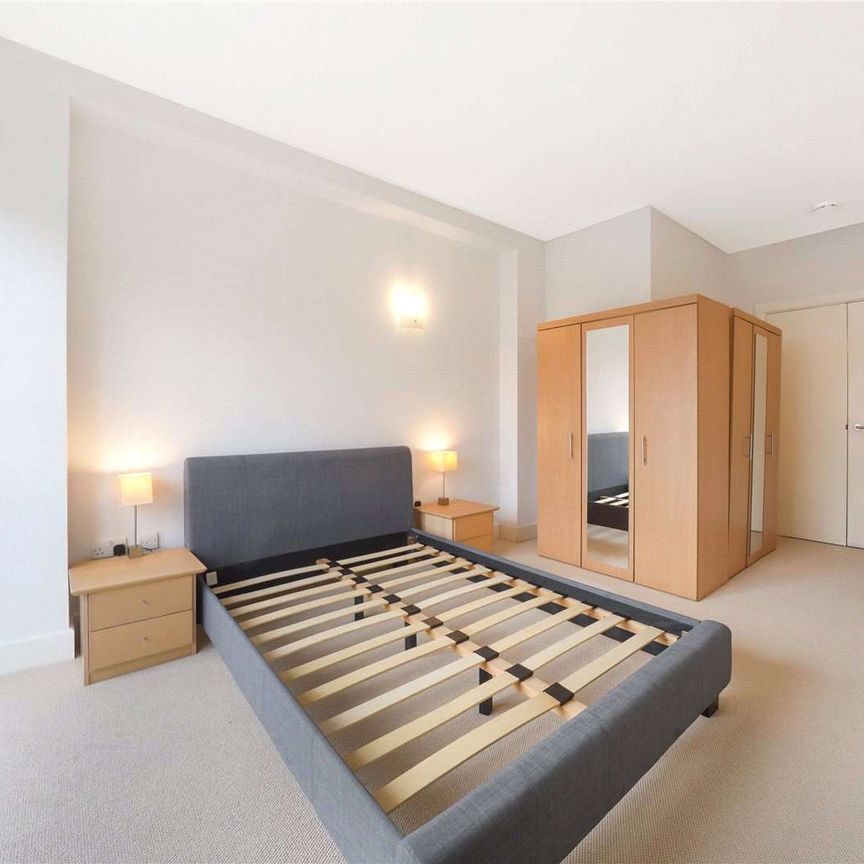 Two bedroom apartment within 0.25 miles from Tower Hill and Aldgate. - Photo 1