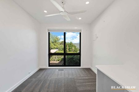 Spacious & Comfortable 4-Bedroom Family Home in Fraser - Photo 4