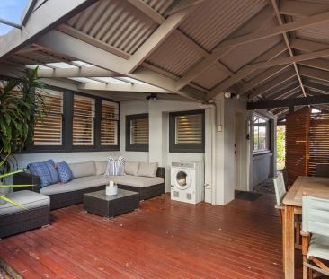 “Fully Furnished 2 Bedroom Home in Brighton” - Photo 2