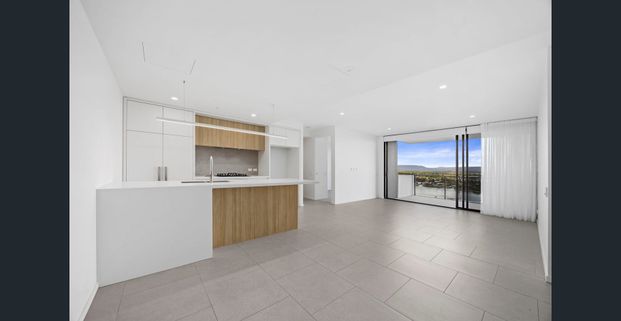 Open Plan Two Bedroom Apartment in Main Beach - Photo 1