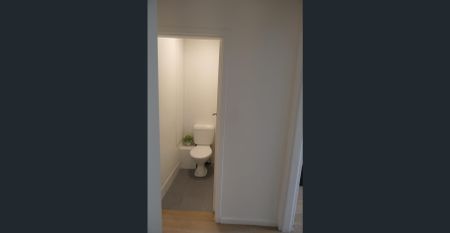 Furnished 2 bedroom ground floor unit in a prime location! - Photo 4