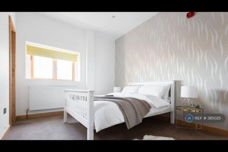 3 bedroom flat to rent - Photo 4
