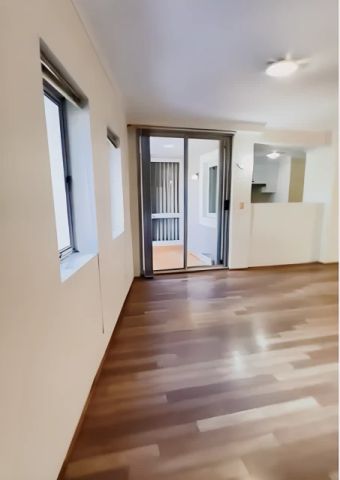 2 bed 2 bath - Photo 2