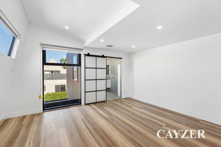 STUNNINGLY RENOVATED VICTORIAN HOME - MODERN FAMILY LIVING AT ITS FINEST - Photo 2