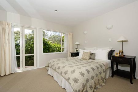 Sunny & Spacious Meadowbank Home - Photo 3