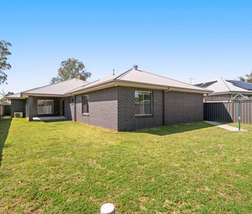 UNIQUE LARGE HOME - SIX BEDROOMS, THREE BATHROOMS - Photo 2