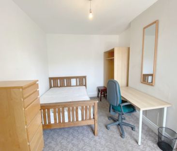 4 Bedroom Mid Terraced House - Photo 5