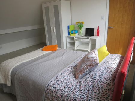 3 bedroom flat to rent - Photo 2
