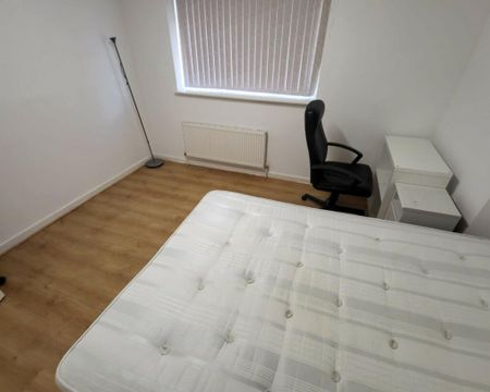 Ebberston Terrace, Hyde Park, LS6 - Photo 5