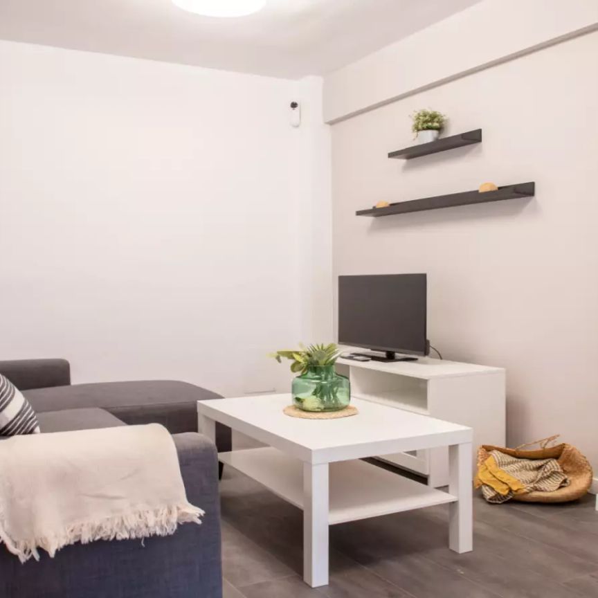 Single Bed in Rooms for rent in 5-bedroom apartment in Latina - Foto 1