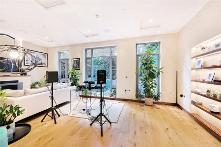 2 bedroom flat in London - Photo 4