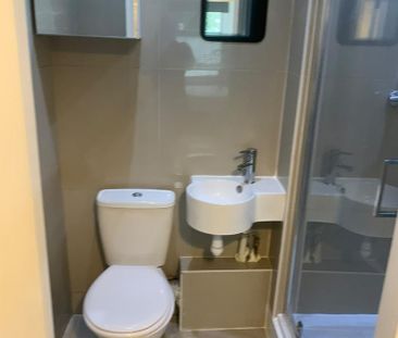 1 bedroom in a flat share to rent - Photo 4