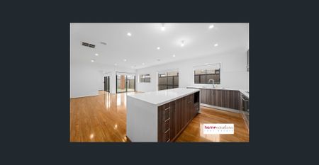 Outstanding quality in sought after Highlands Estate. - Photo 2