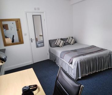 4 bedroom private hall to rent - Photo 1