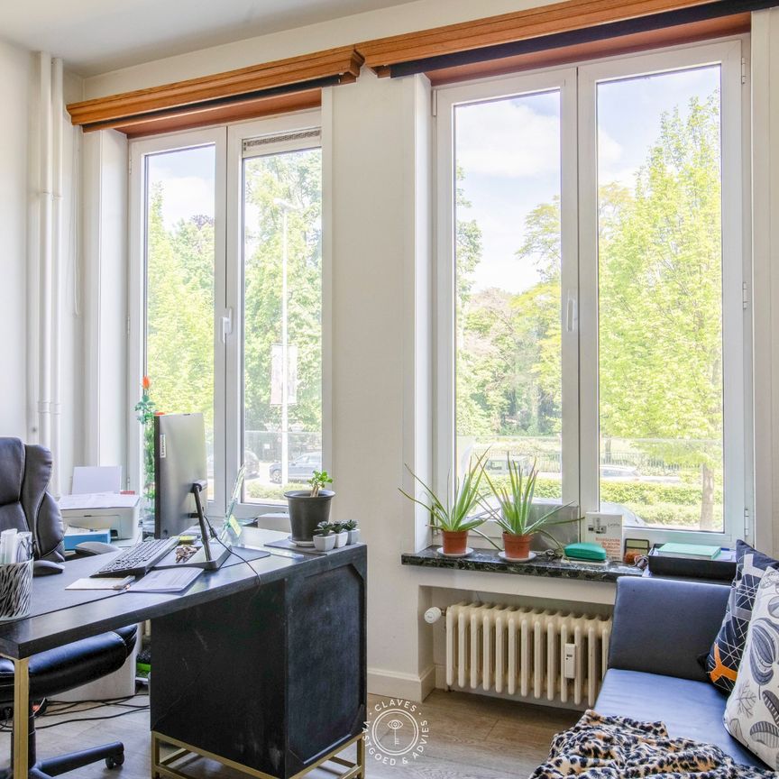 Ruim appartement met 2 slaapkamers en terras, zicht op het stadspark - Photo 1