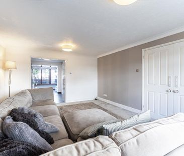 4 bedroom detached house to rent - Photo 2