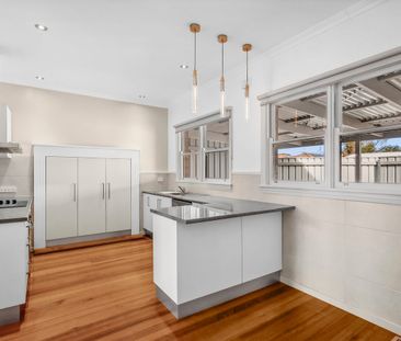 Light-filled family home in convenient Bell Park - Photo 3