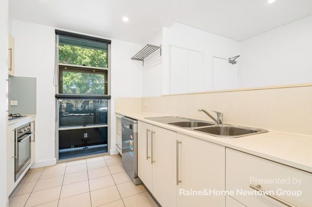 Contemporary townhouse in the heart of it all - Photo 1