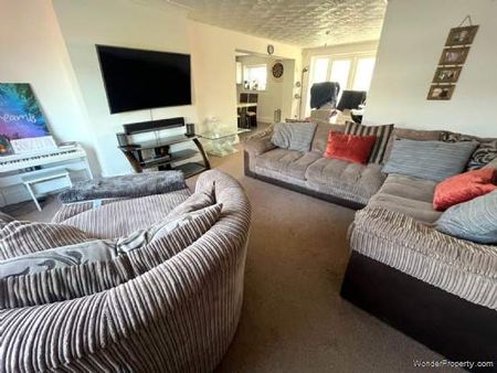 4 bedroom property to rent in Oldham - Photo 2