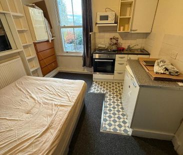 1 bedroom in a house share to rent - Photo 2