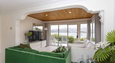 Lovely 4 Bedroom Family Home with Exceptional Views! - Photo 4