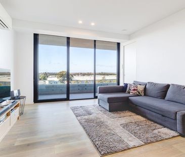 Bright and Spacious Apartment with Fantastic Water Views - Photo 2