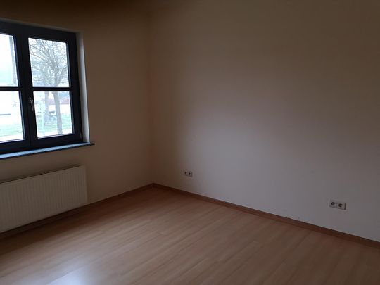 Gelijkvloers appartement met 2 slaapkamers, tuin en garage - Photo 1