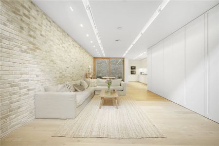 Boasting an highly enviable location this beautifully designed 3 bedroom mews house offers high specification fittings with luxurious décor. - Photo 2